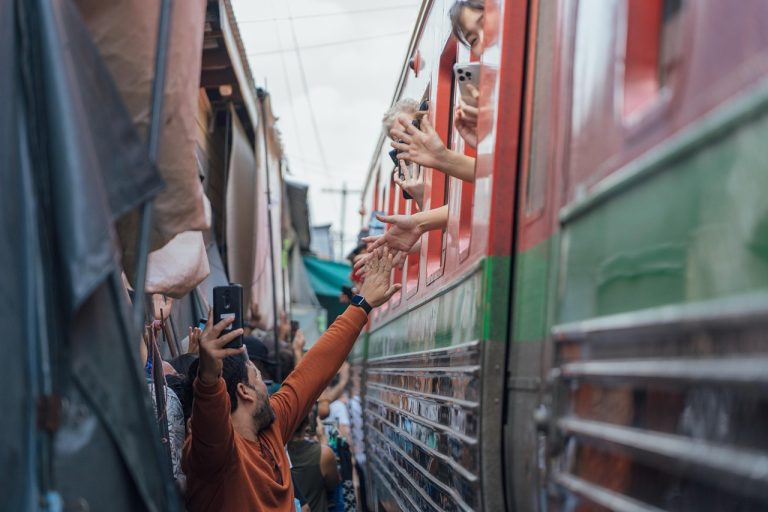 Masyarakat Pesisir Barat: Mengetahui Biaya Pembuatan Paspor di 2025